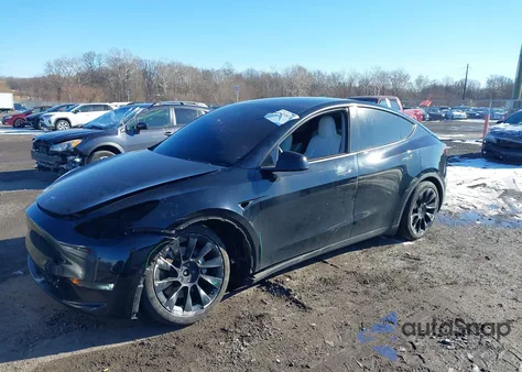 2021 Tesla Model Y Long Range Dual Motor All-Wheel Drive z USA, uszkodzony, nr VIN 5YJYGAEE1MF302798